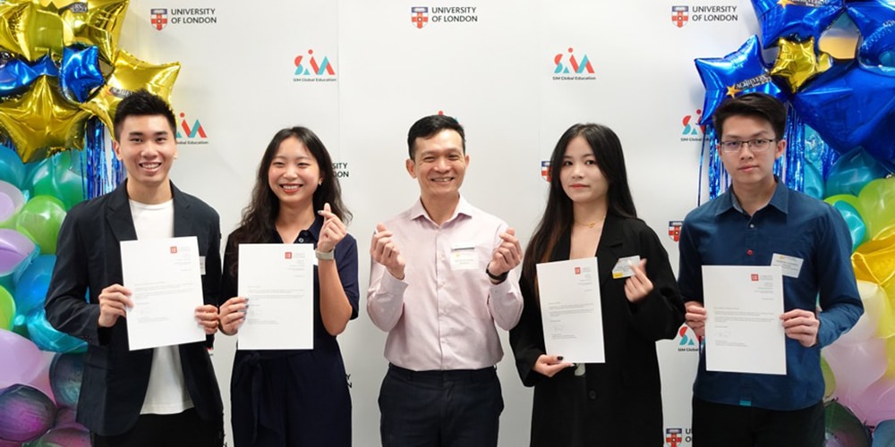 A group of people holding papers
AI-generated content may be incorrect.